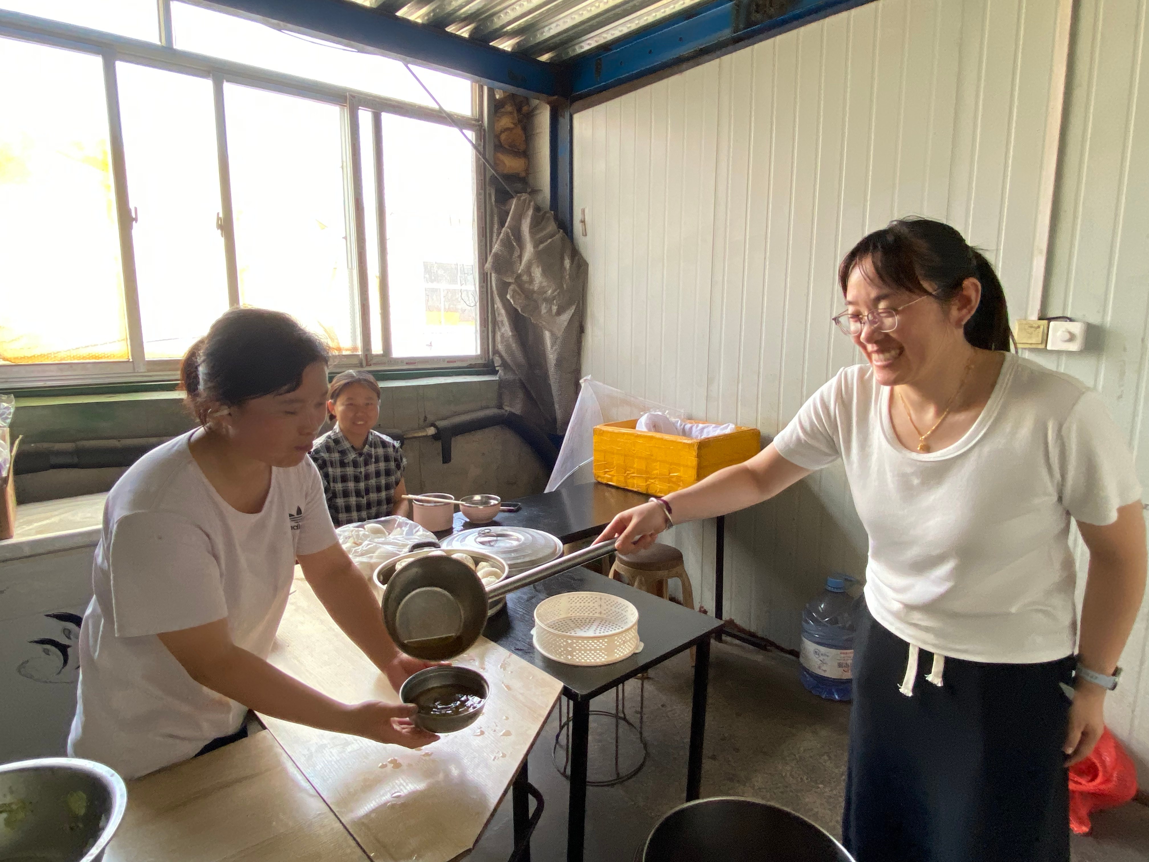 酷暑里的一縷清涼 ---工會主席王林林到智造中心慰問一線員工